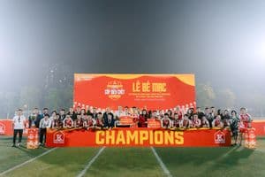 Đoàn thiện nguyện Thiên Khôi Group chụp ảnh cùng Đại diện Chùa Kỳ Quang II