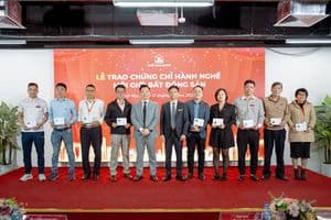 Trao chứng chỉ 1