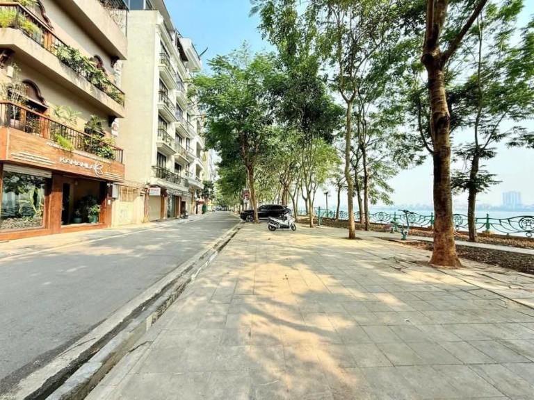 Nhà lô góc mặt đường Võng Thị ven Hồ Tây